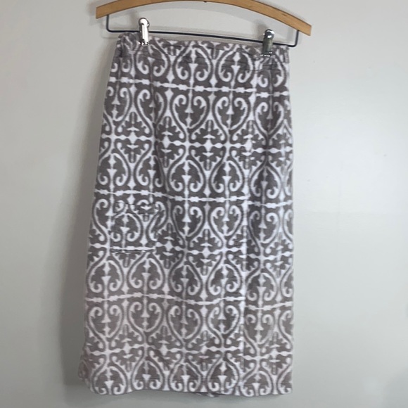 🦋Grey & white detailed shower body wrap! - Picture 3 of 7